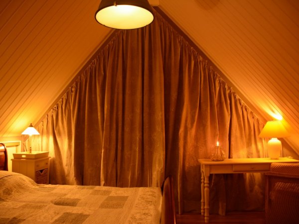 La chambre au lit en haut, avec un petit balcon...