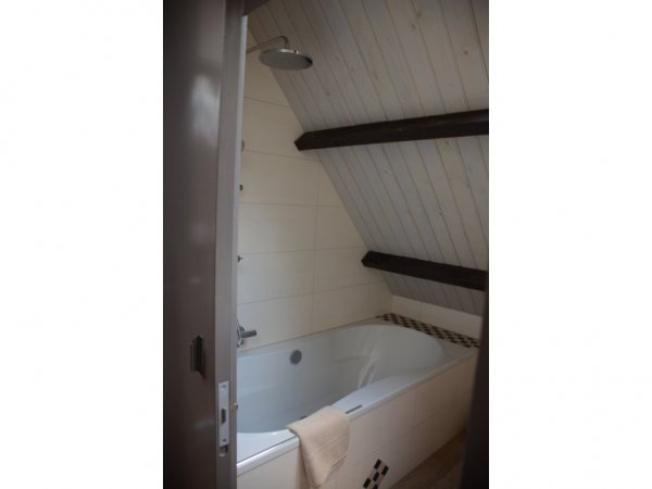 … avec un bain et douche de la pluie.